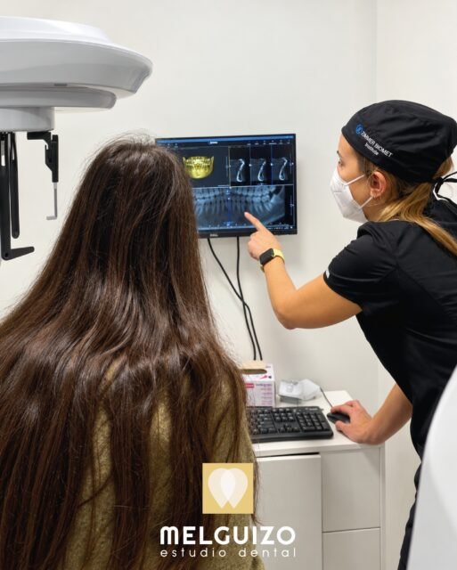 Entender cada paso también forma parte del tratamiento. 🦷✨
Mari Luz explica a nuestra paciente las imágenes de su estudio dental, resolviendo sus dudas y mostrándole de forma clara cuál es el punto de partida.
Porque cuando conoces bien tu caso, puedes tomar decisiones con mayor tranquilidad y confianza. En Melguizo Estudio Dental dedicamos el tiempo necesario a escucharte, informarte y acompañarte durante todo el proceso. 🤍
📍 Melguizo Estudio Dental
📲 Pide tu cita y empieza a cuidar tu sonrisa con toda la información.
#MelguizoEstudioDental #DiagnósticoDental #SaludBucodental #OdontologíaDigital #CuidadoPersonalizado #AlcaláDeHenares