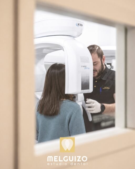 Ver bien es el primer paso para cuidar mejor. 🦷🔍
Las pruebas de diagnóstico por imagen nos permiten conocer con mayor precisión el estado de dientes, raíces y estructuras óseas, ayudándonos a planificar cada tratamiento de forma personalizada.
En Melguizo Estudio Dental cuidamos especialmente la experiencia de los pacientes más jóvenes, explicándoles cada paso para que se sientan tranquilos y seguros durante la visita. 🤍
Porque un buen diagnóstico nos ayuda a tomar mejores decisiones para su sonrisa.
📍 Melguizo Estudio Dental · Alcalá de Henares
📲 Pide tu cita.
#MelguizoEstudioDental #DiagnósticoDental #RadiografíaDental #OdontologíaDigital #SaludBucodental #DentistaAlcaláDeHenares